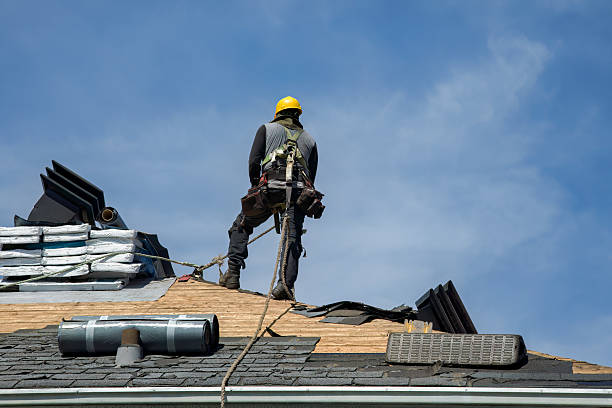 Professional Gutter Installation technician working in Lincoln, VA